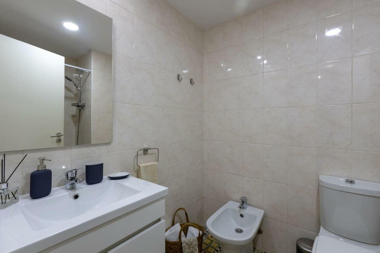 Trindade Sunny Downtown Apartment With Balcony & Ac Porto Buitenkant foto